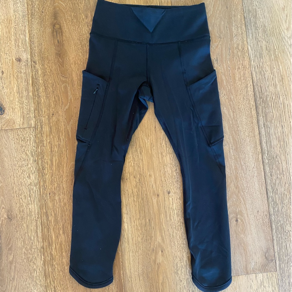 Athleta black cropped tights. Size XS. Pockets. EUC